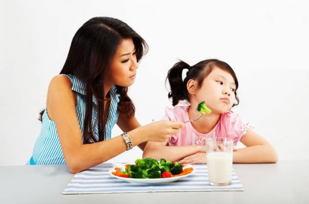 Ở nhà tránh dịch: Bố mẹ chú ý không cho trẻ ăn quá hàm lượng đường được khuyến cáo