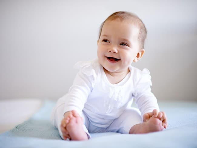 Tại sao trẻ sơ sinh hay dụi mắt và làm cách nào để ngăn trẻ làm điều đó?