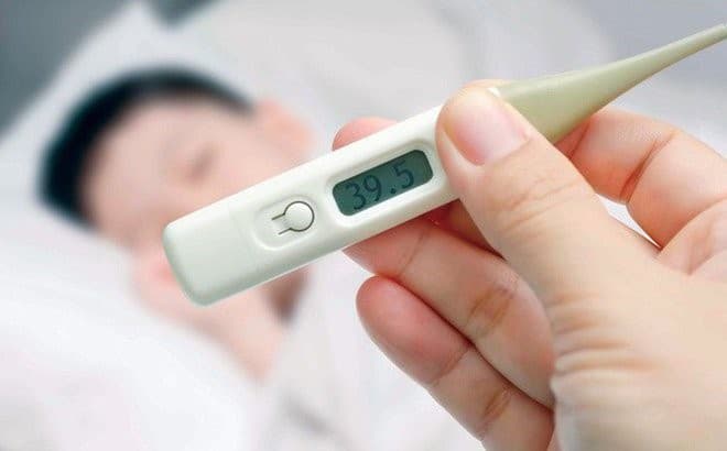 Bác sĩ BV Nhi đồng chia sẻ 4 sai lầm nguy hiểm của cha mẹ khi hạ sốt cho trẻ