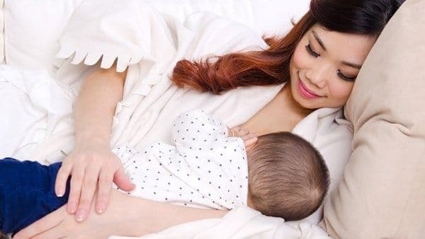 Giải đáp: Trẻ bú sữa đầu và sữa cuối khác nhau như thế nào?
