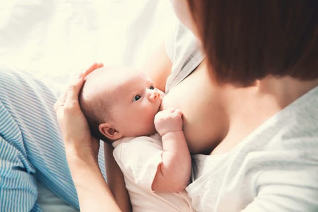 Thời điểm “vàng” cho bé kết hợp bú mẹ và uống sữa công thức