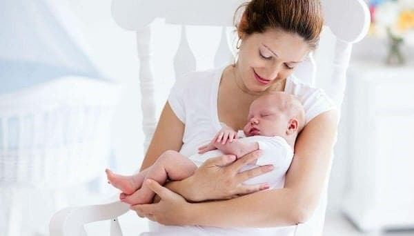 Trẻ sơ sinh nằm sấp có nguy hiểm không? Những tác hại và lợi ích khi cho trẻ nằm sấp