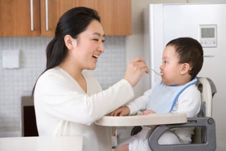 Những lỗi cần tránh khi chăm bé ăn