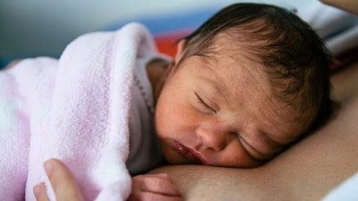Cảnh giác với biến chứng sốt xuất huyết nguy hiểm ở trẻ